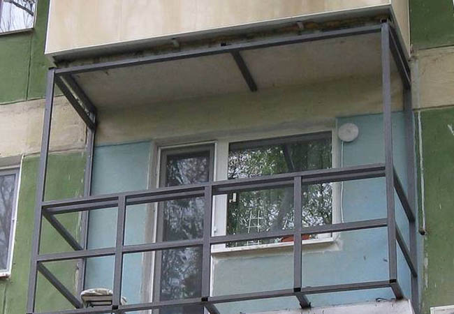 Альтернативное остекление балкона оргстеклом вместо стекла Железнодорожный